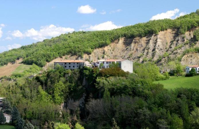 מלון Gemmano Locanda Delle Grotte Di Onferno מראה חיצוני תמונה
